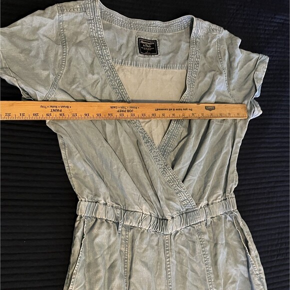Abercrombie Fitch Womens V Neck Blue Chambray Pocket Jumpsuit Relaxed Pockets L - Picture 3 of 9